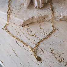 Charger l&#39;image dans la galerie, Photo présentoir. Collier, plaqué or, en pierres naturelles : labradorite grise. Chaîne plate. Fabrication française, créatrice Virginie Berman.
